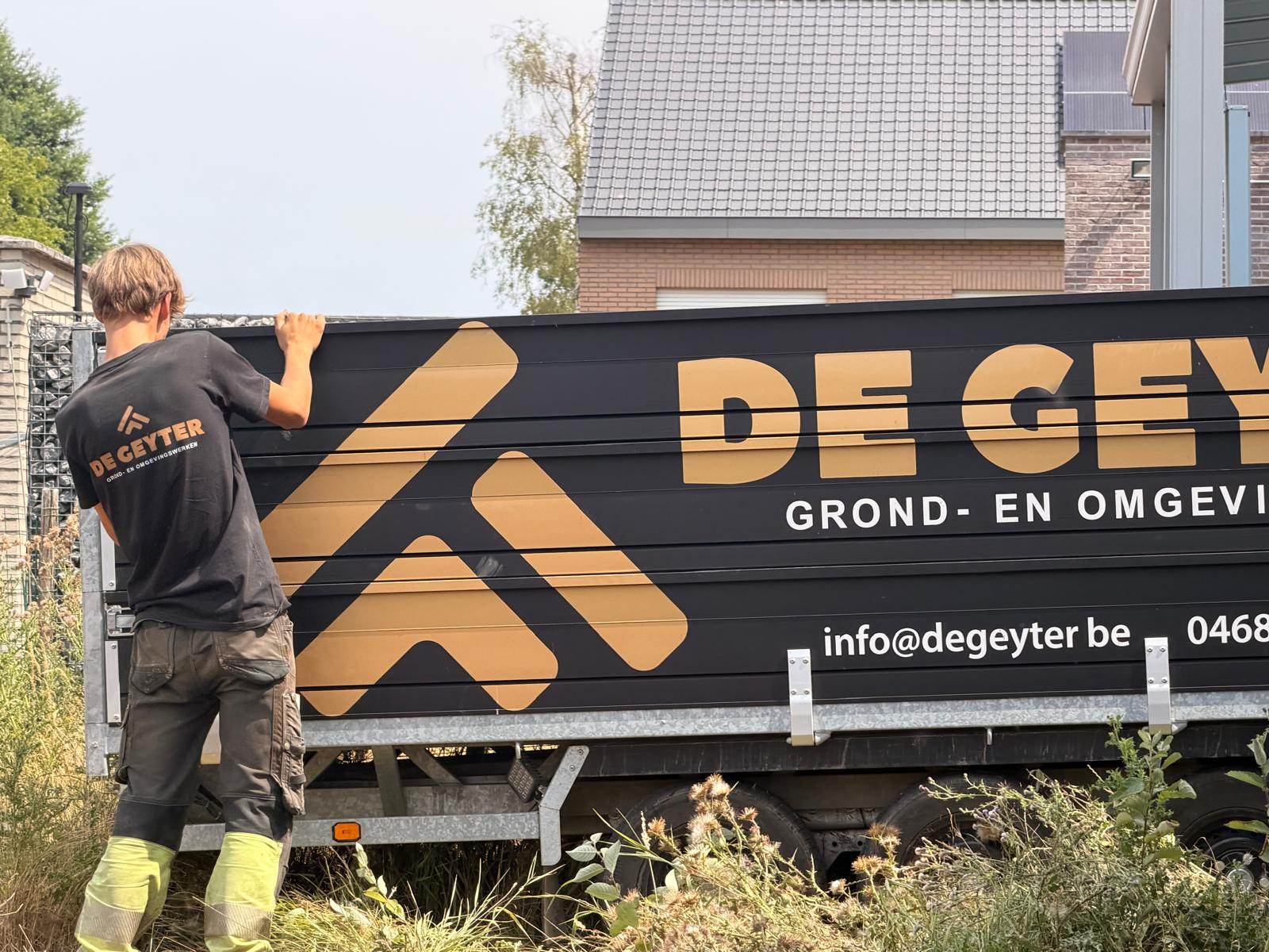 Aanhangwagen met het logo van De Geyter
