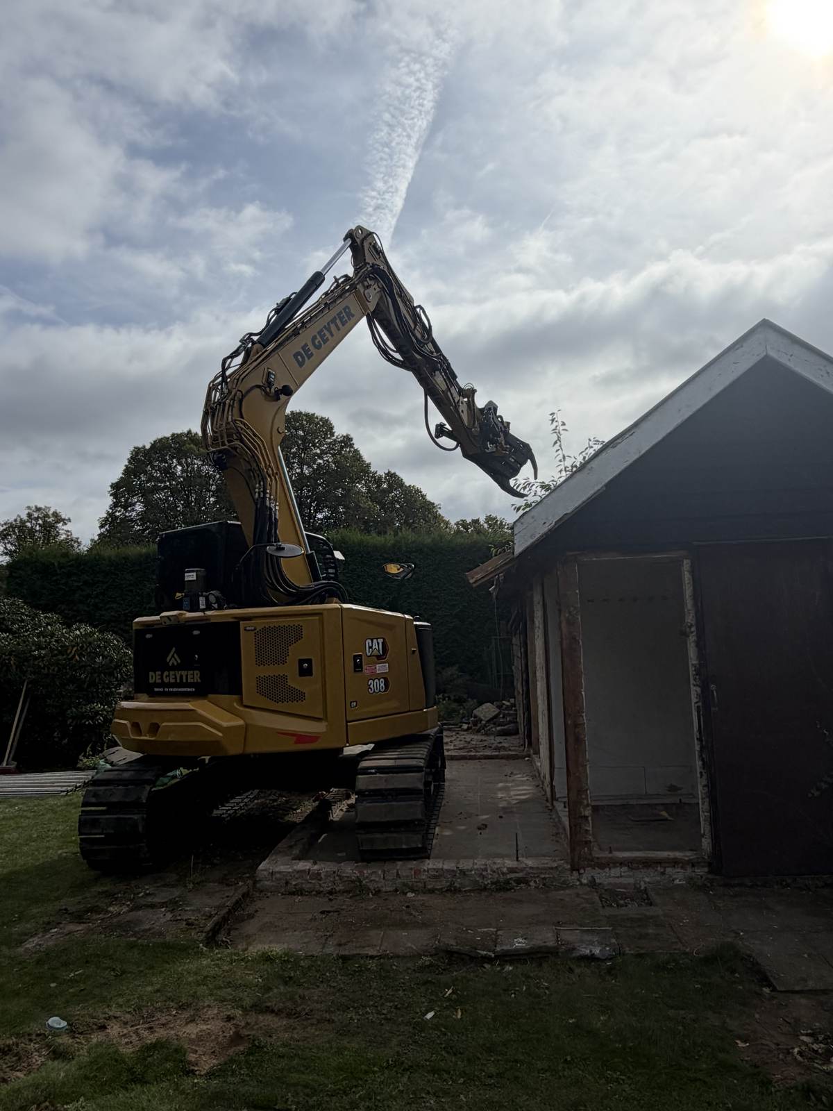 De CAT 308 aan het werk op een afbraakwerf