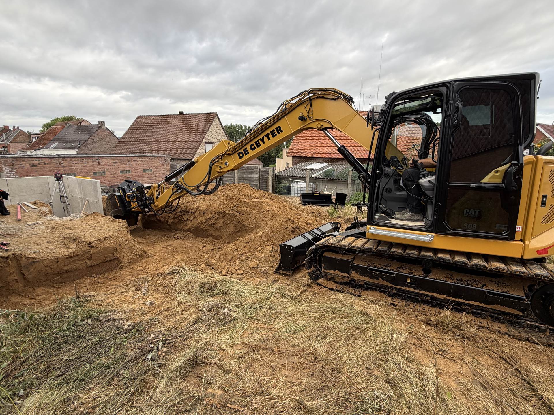 CAT 308 van De Geyter graaft een bouwput uit