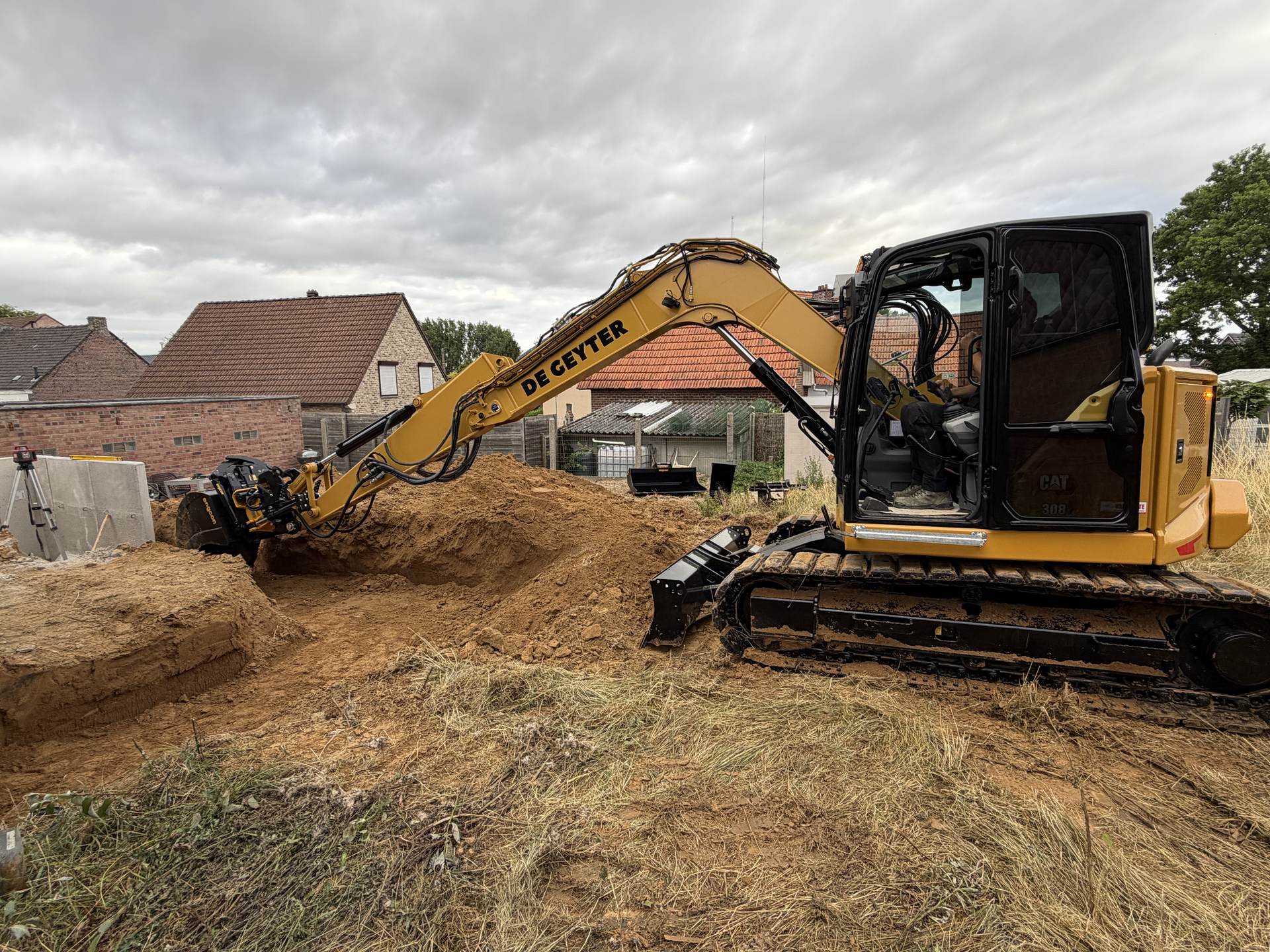 Uitgraving voor een nieuwbouw tussen woningen